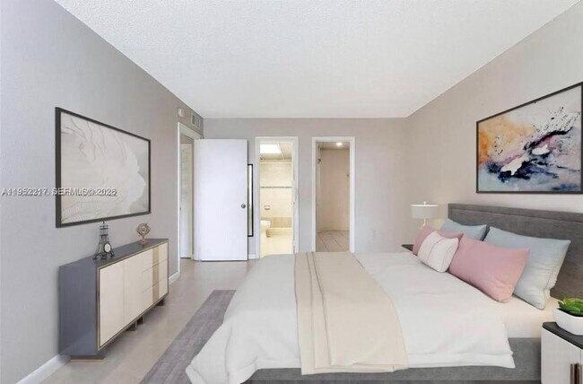 Building Photo - 9678 Fontainebleau Blvd