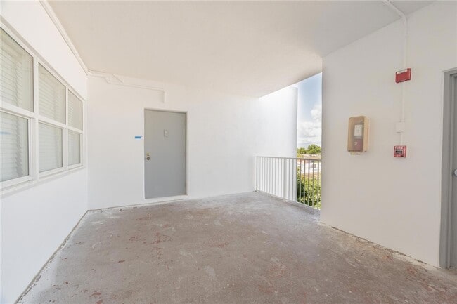 Building Photo - 2860 NE 14th St