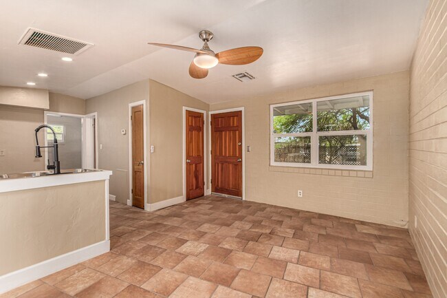 Building Photo - 350 E Kelso St