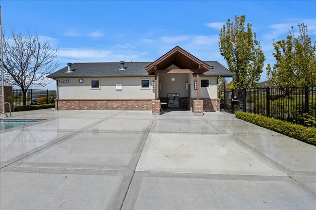 Building Photo - 5 Bed 3 bath Golf Course Neighborhood