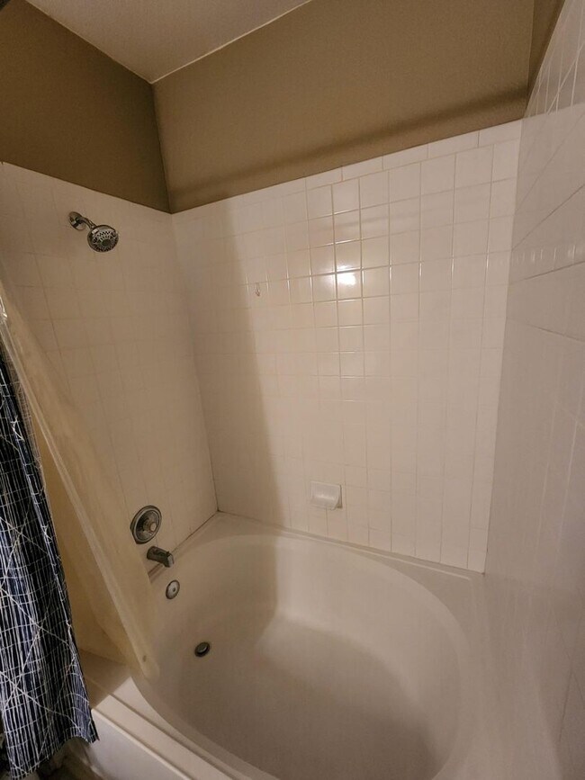 Building Photo - 2 Bed 2 Bath Condo With Balcony!