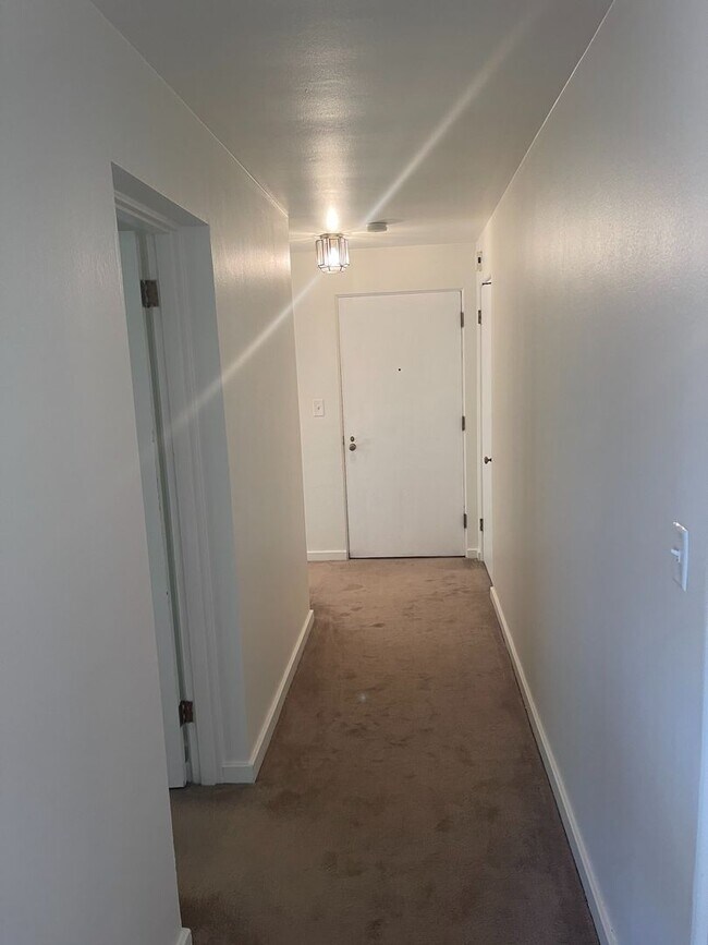 Building Photo - Cute and Cozy East Queen Anne Condo with 2 Bedrooms, 1 Bath and 1 Covered Parking Space