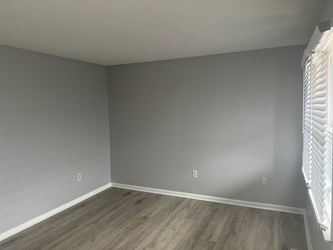 Building Photo - UPDATED 2 BEDROOM TOWNHOUSE WITH COMMUNITY POOL