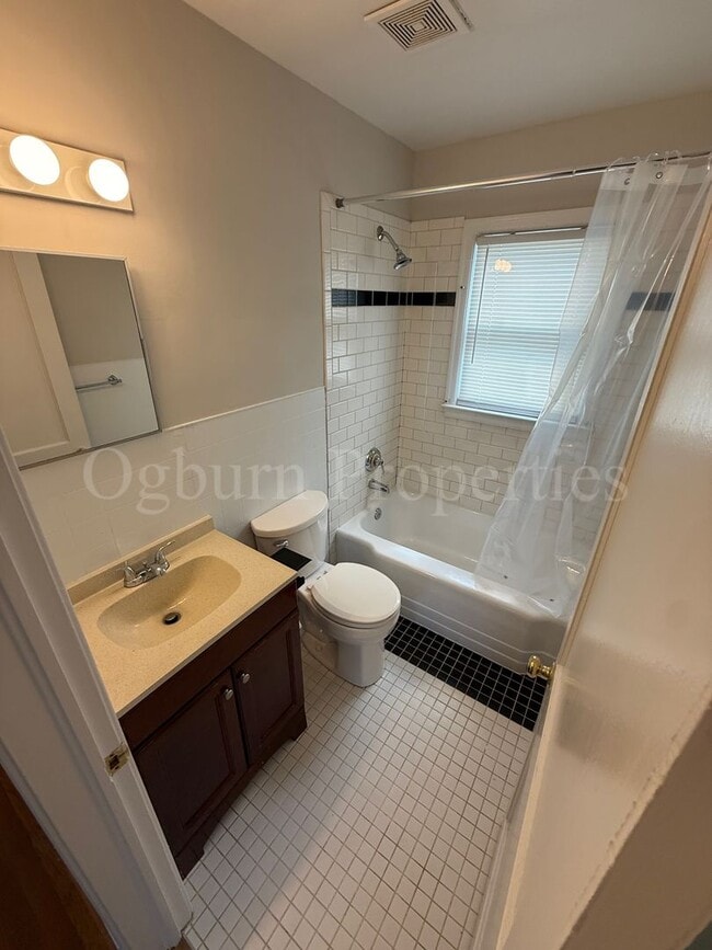 Building Photo - 136 W. Sprague-2BR/1BA Charming Home!