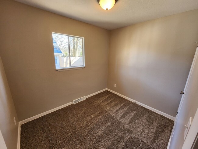 Building Photo - Spacious 3-Bedroom, 1-Bathroom Home AVAILABLE NOW!!