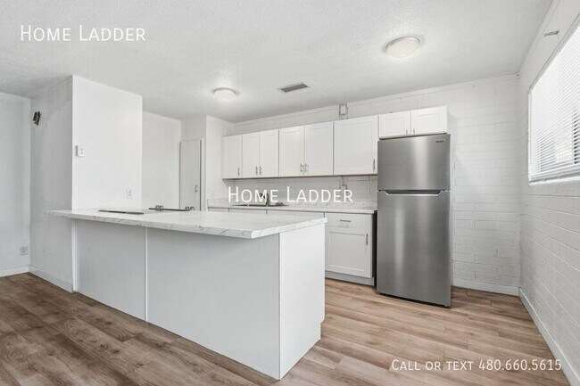 Building Photo - 1332 W 5th St