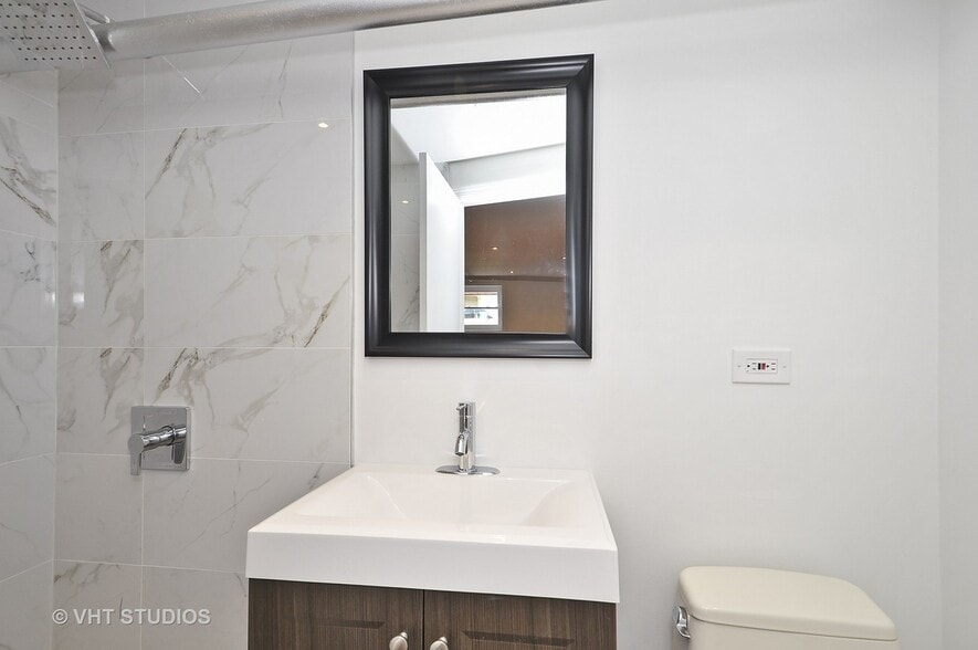 Building Photo - 4757 N Paulina St