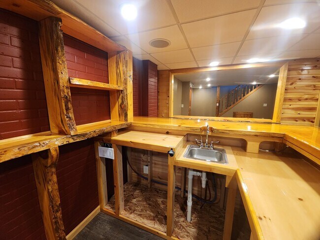 Building Photo - Family-Friendly 3BR Ranch with Home Office...