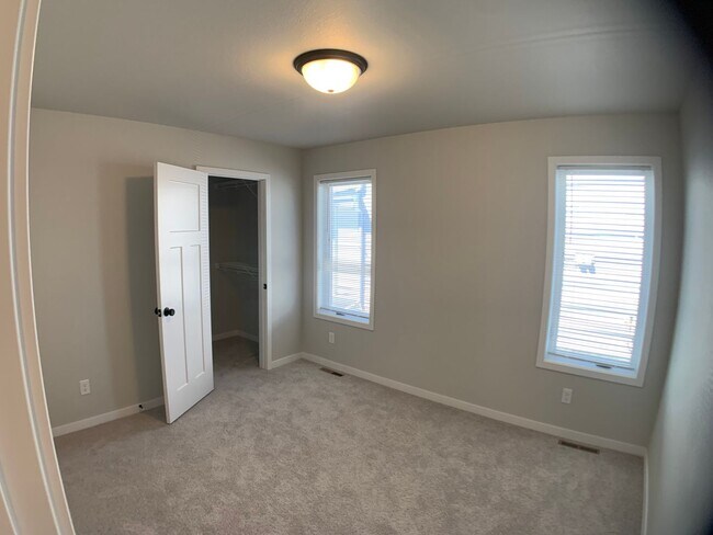 Building Photo - 4 Bed 3 Bath Single Family Home