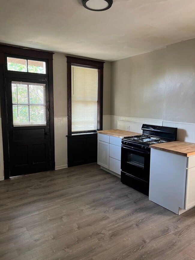 Building Photo - Charming 2nd Floor, 1 bd with new bath. Be...