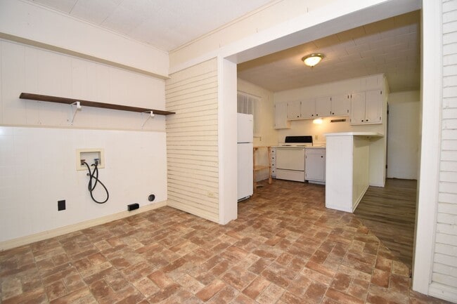 Building Photo - Studio Apartment with Large Yard