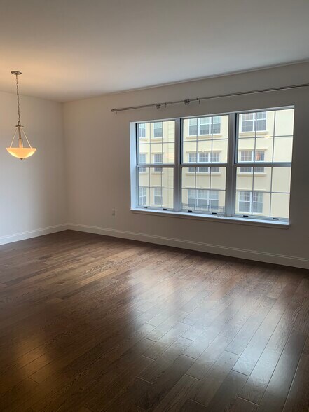 Building Photo - 10 Byron Pl