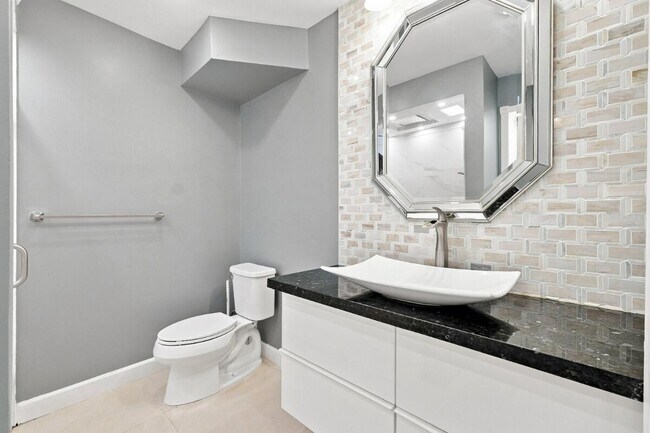 Building Photo - 3017 N Oakland Forest Dr