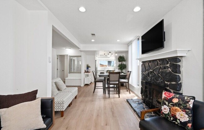 Building Photo - 1600 Crescent Heights St