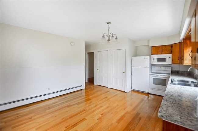 Building Photo - 292 Pleasant St