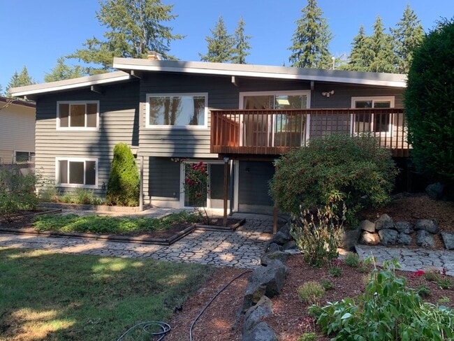 Building Photo - Beautiful and spacious 3 bed + office area...