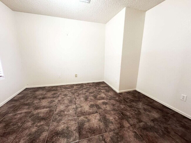Building Photo - "Charming 3-Bed, 2-Bath Solar and Pool Home!"