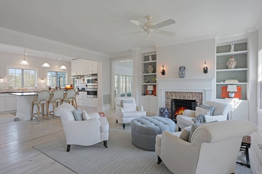 Building Photo - 121 Post Ln