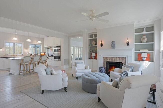 Building Photo - 121 Post Ln