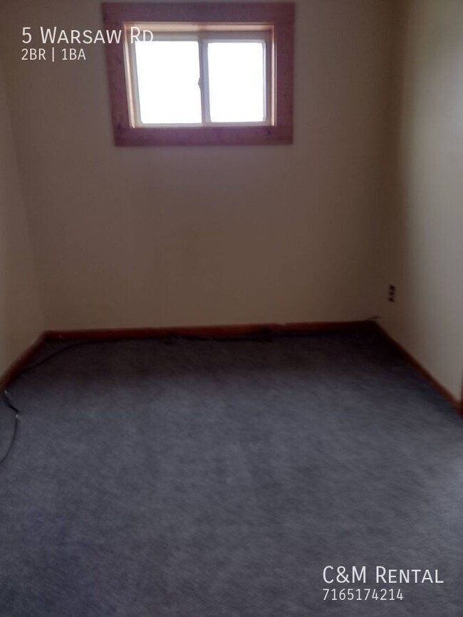 Building Photo - 2 Bedroom Upper Apartment with potential f...