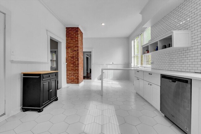 Building Photo - 2031 Central Ave