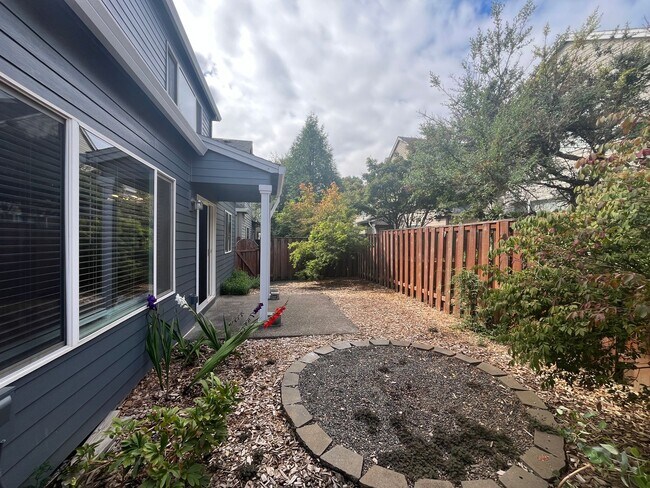 Building Photo - Freshly Painted!  Gorgeous Orenco Gardens ...