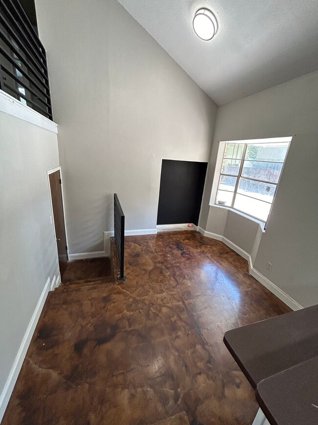 Building Photo - Discover the perfect mix of elegance and c...