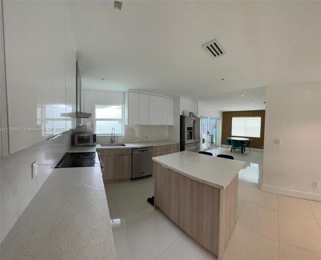 Building Photo - 3 bedroom in Hollywood FL 33021