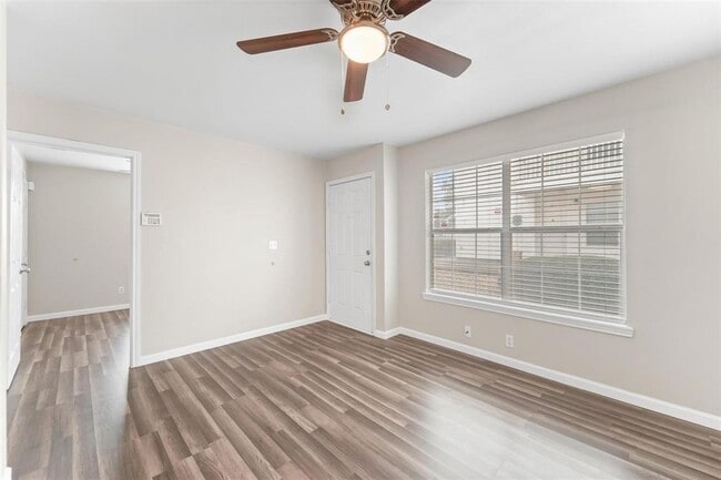 Building Photo - 516 Hollyhock st