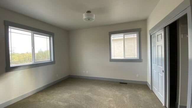 Building Photo - Lovely Home in New Community 10 min North of Redding!