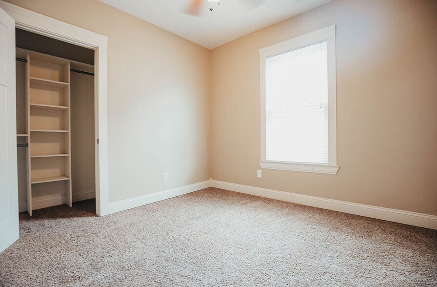 Building Photo - 1046 E Walnut St