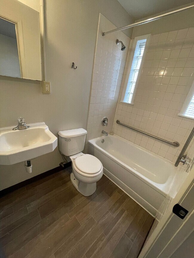 Building Photo - APPLICATION PENDING -- Cozy 1 Bed/1 Bath A...
