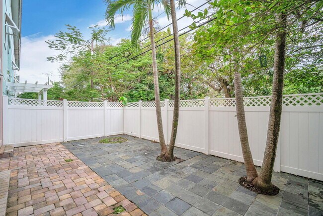 Building Photo - 477 NE 1st St