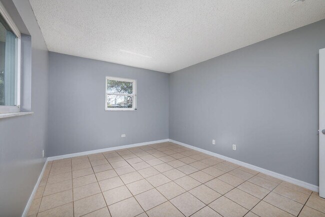 Building Photo - 917 SE Nassau Ave