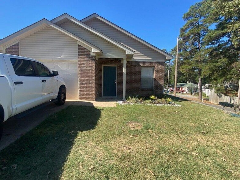 Primary Photo - 3211 Fawn Dr
