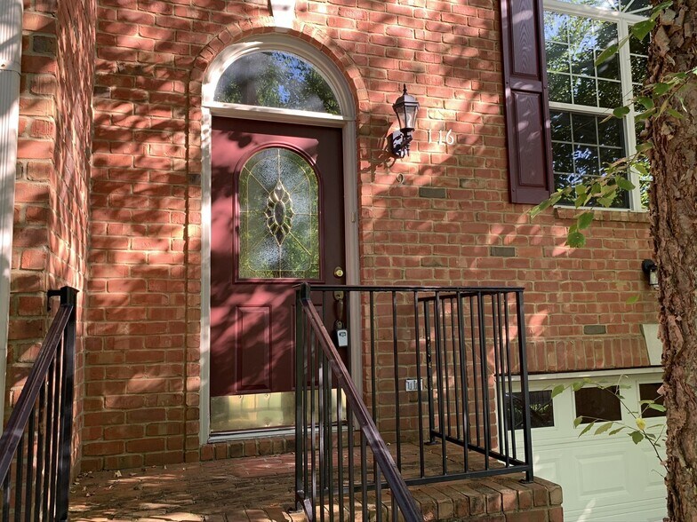 Building Photo - 116 Carriage Ct