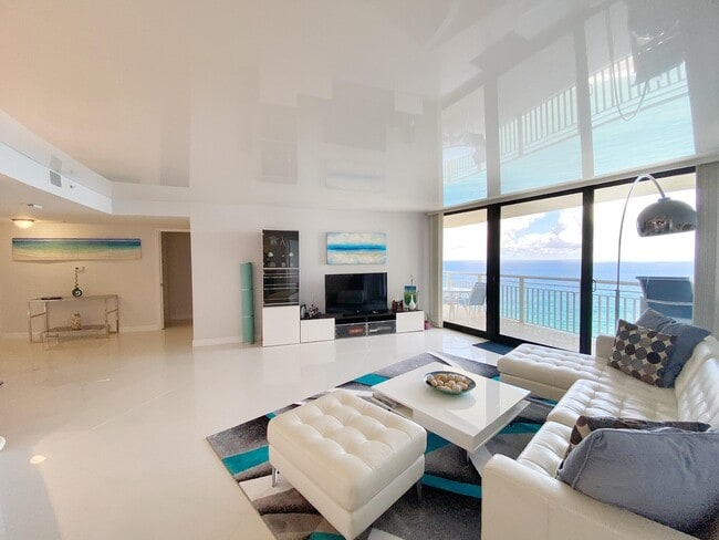 Primary Photo - 3000 N Ocean Dr
