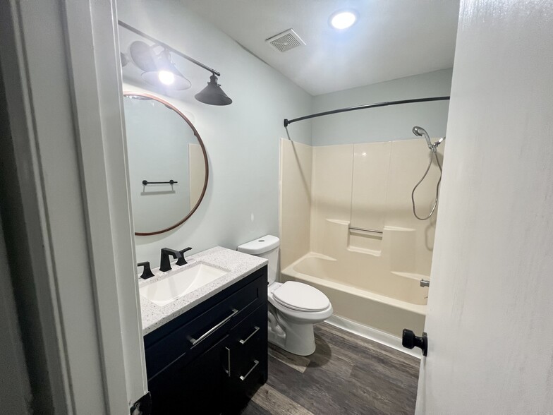 2nd bathroom - 3650 W Sylvania St