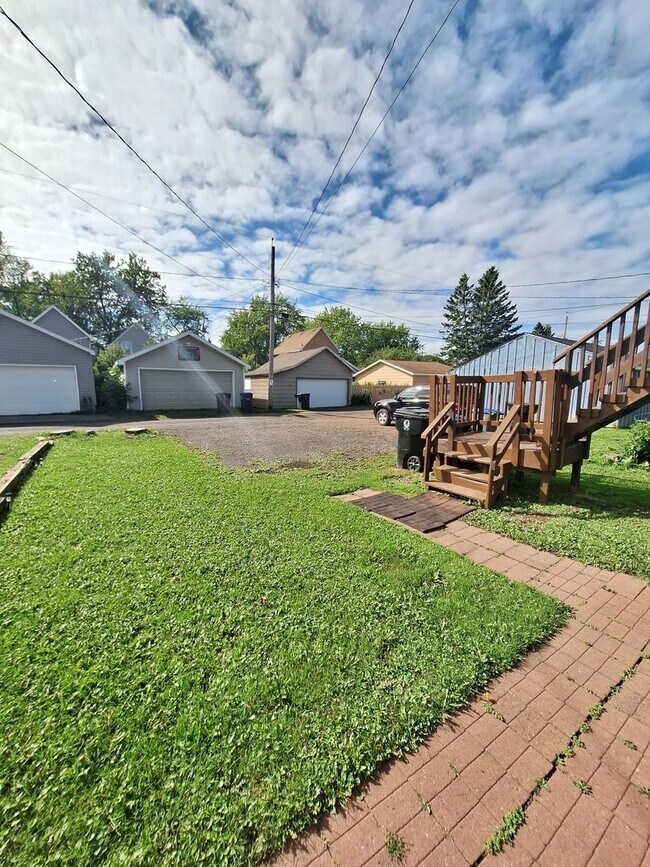 Building Photo - AVAILABLE JUNE - Billings Park Upper Duplex