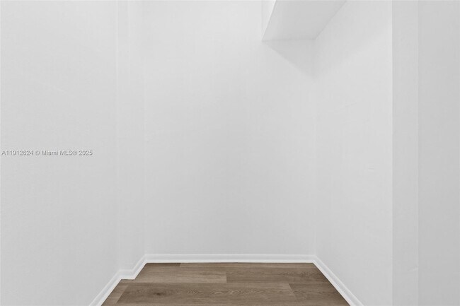 Building Photo - 6900 Bay Dr