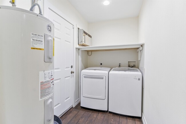 Building Photo - 1918 Crestdale Dr