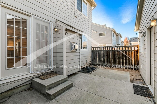 Building Photo - Spacious Townhouse with Fenced Patio and Washer/Dryer
