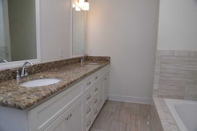 Building Photo - 2284 Lexington Parc Dr