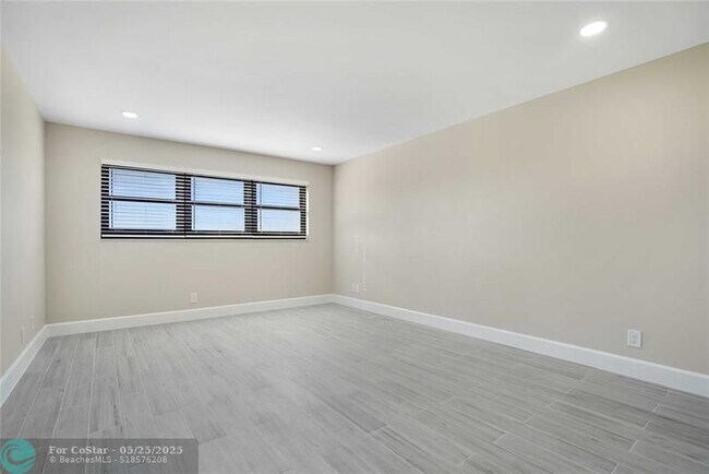 Building Photo - 3200 Port Royale Dr N