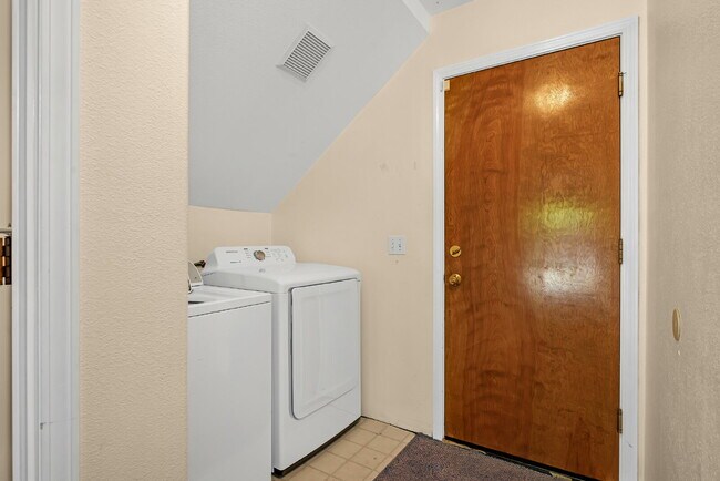 Building Photo - 2335 Benton Pl