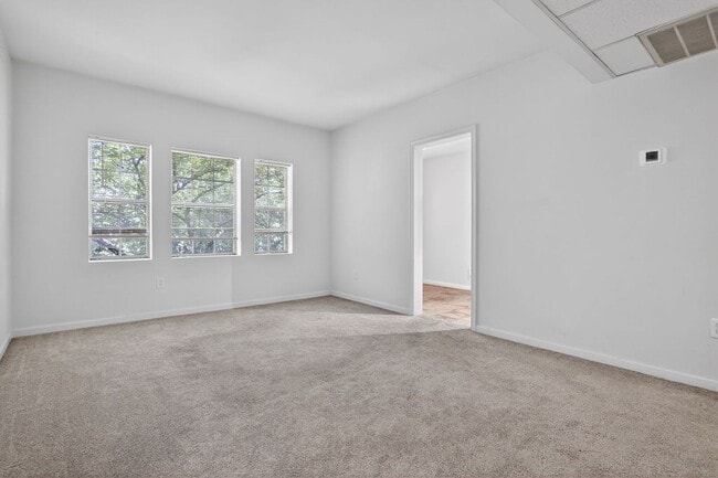 Building Photo - Simply Beautiful, Spacious 2 Bd/1Bth Condo with $500 rent credit