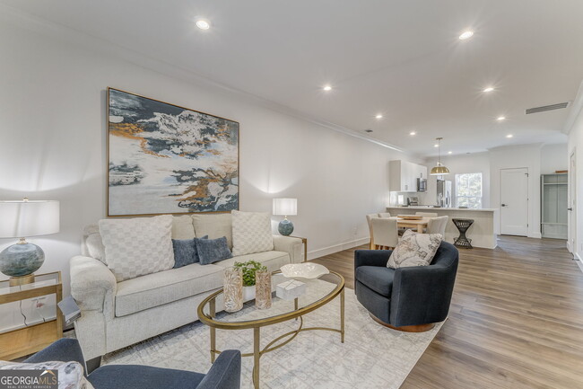 Building Photo - 77 Chateau Dr SE