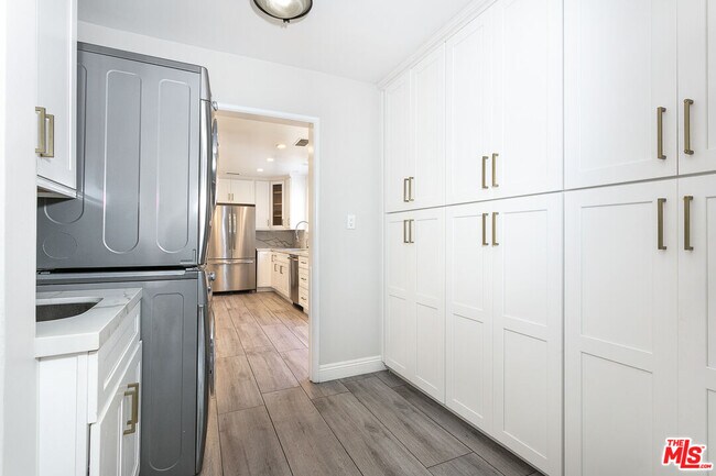 Building Photo - 1210 S Bedford Dr