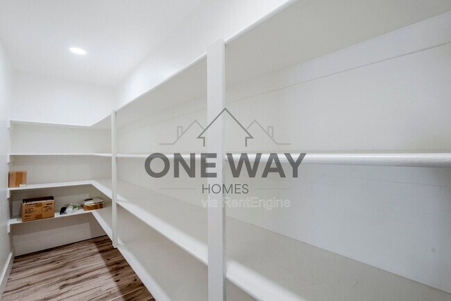 Building Photo - 760 N Swan Dr