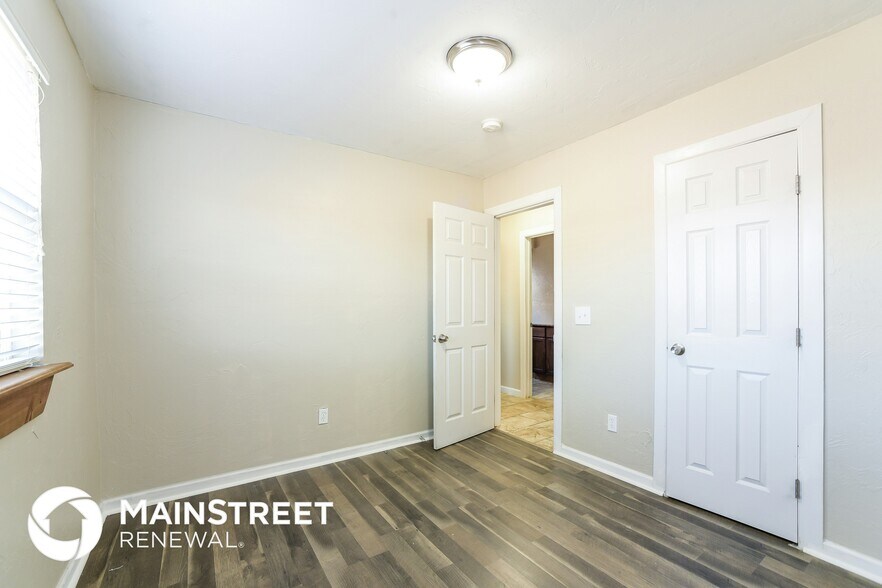 Building Photo - 700 SW 12th St